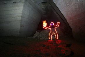 Le monstre des cavernes en light painting