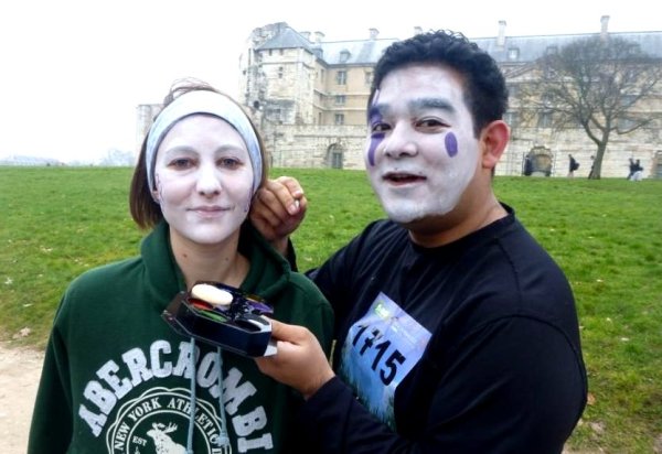 En pleine séance de maquillage