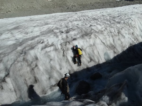 Mer de glace le retour - franchir un ruisseau