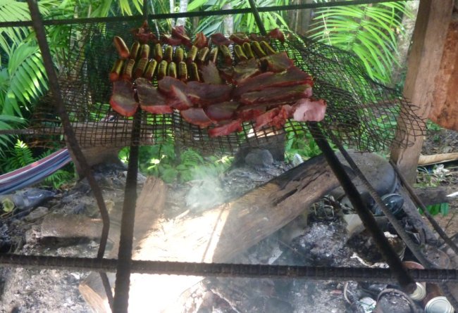 Fumage de la viande sur le feu de bois