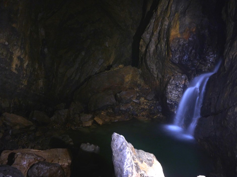 Une cascade souterraine, à -1000 mètres de profondeur