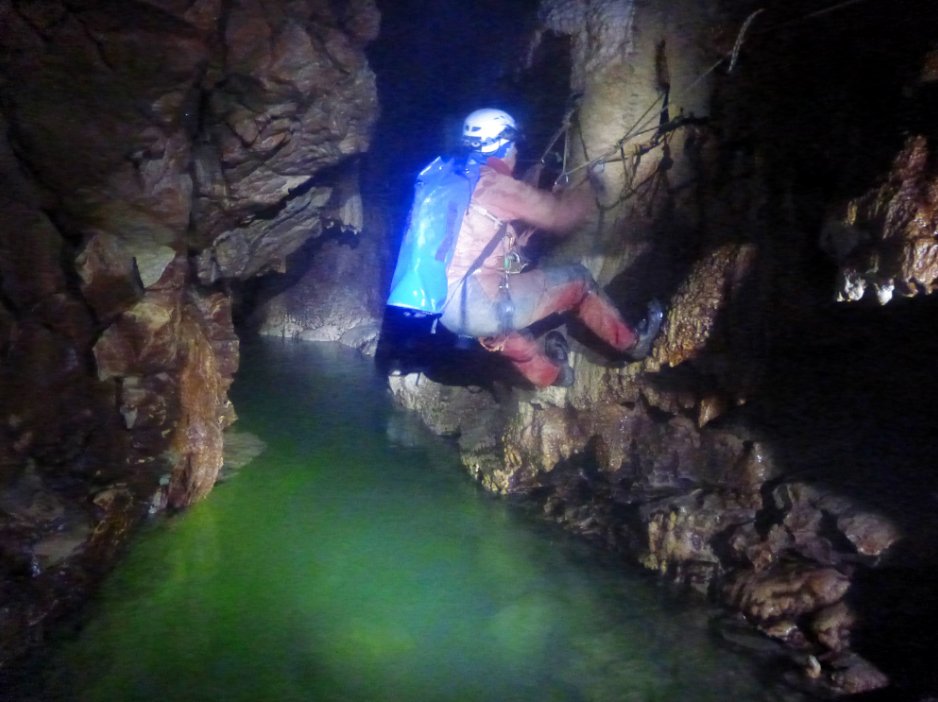 Passage d'une vire au dessus de l'eau, dans le Gouffre Berger